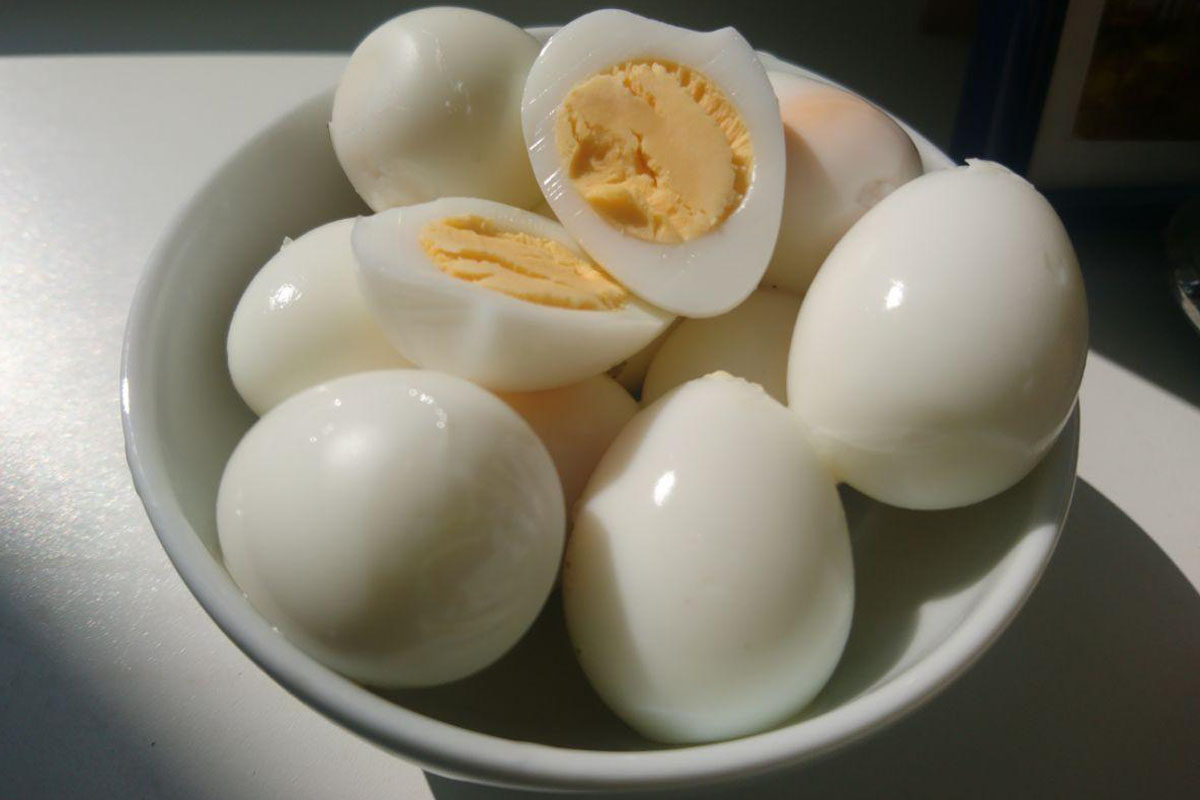 варёные перепелиные яйца